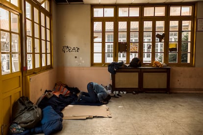 Un joven musulmán reza en una de las aulas en uno de los días de Ramadán.