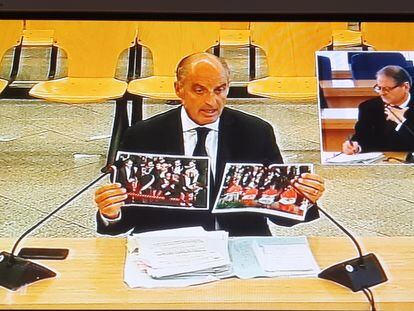 Francisco Camps muestra fotografías al tribunal mientras responde a su abogado en el juicio de Gürtel, este jueves, en un proyector de la Audiencia Nacional.