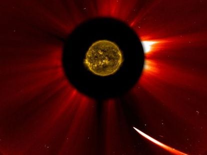 Imagen de la aproximaci&oacute;n del cometa Ison (abajo, a la izquierda) al Sol tomada con el telescopio espacial &lsquo;SOHO&rsquo; hoy a las 16.51 (hora peninsular) y combinada con una foto del Sol, en el centro, del telescopio &lsquo;SDO&rsquo;.