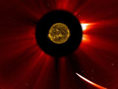 Imagen de la aproximaci&oacute;n del cometa Ison (abajo, a la izquierda) al Sol tomada con el telescopio espacial &lsquo;SOHO&rsquo; hoy a las 16.51 (hora peninsular) y combinada con una foto del Sol, en el centro, del telescopio &lsquo;SDO&rsquo;.