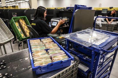 Una empleada de Prosegur cuenta dinero en la sede de la empresa en Vicálvaro, el pasado jueves.