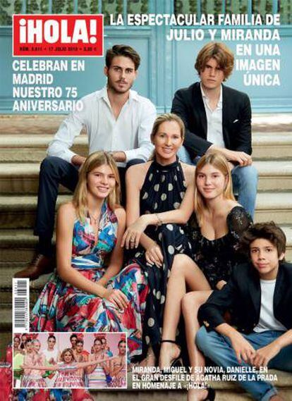 Miranda Rijnsburger, junto a sus cinco hijos, en la portada de la revista '¡Hola!'.