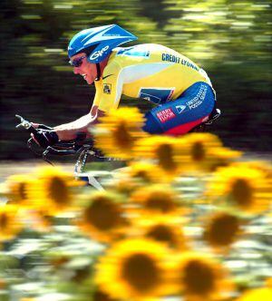Armstrong rueda durante una contrarreloj en el Tour de 2003.