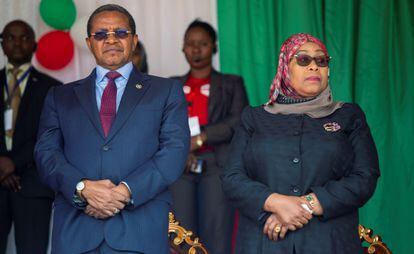El que fuera presidente de Tanzania (de 2005 a 2015), Jakaya Kikwete, junto a Samia Suluhu Hassan, en junio de 2020, por entonces vicepresidenta.
