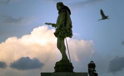 Plaza de Cervantes con la estatua en bronce del escritor, de 1879.