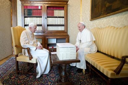 Benedicto XVI, ya como papa emérito, a la izquierda, charla con su sucesor, Francisco, en Castel Gandolfo, el 23 de marzo de 2013. Durante 45 minutos, a solas, tiene lugar una cita sin precedentes desde 1418, cuando tuvo lugar la renuncia de Gregorio XII. La relación entre estos dos hombres llegaría al cine de la mano del director brasileño Fernando Meirelles en la película ‘Los dos papas’, con Anthony Hopkins y Jonathan Pryce encarnando al papa Benedicto XVI y al cardenal Jorge María Bergoglio, respectivamente.