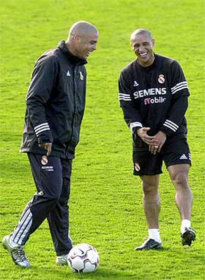 Ronaldo y Roberto Carlos, durante el entrenamiento de ayer.