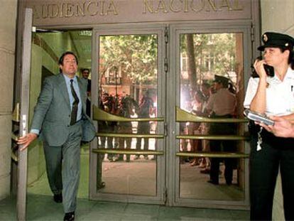 De la Rosa, a la salida de una de sus comparecencias en la Audiencia Nacional, en julio de 2001.