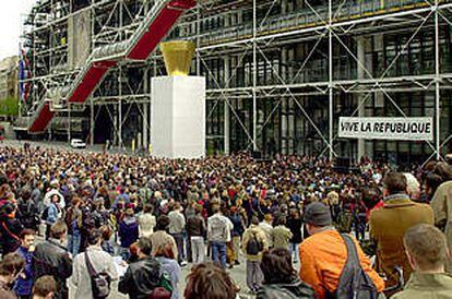 Concentración contra el líder ultraderechista Jean-Marie Le Pen, ayer, ante el centro de arte Pompidou de París.