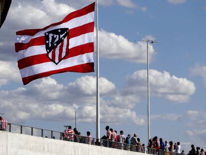 La bandera del Atlético del Madrid con el nuevo escudo preside uno de los accesos al Wanda Metropolitano.