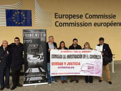 Portavoces de las víctimas del Alvia en Bruselas junto a la eurodiputada del BNG Ana Miranda (cuarta por la izquierda).