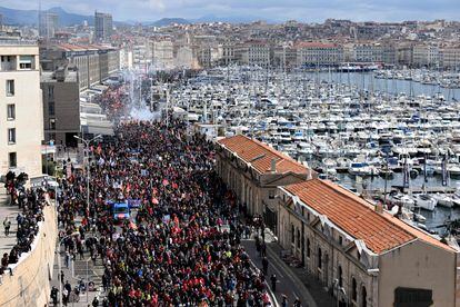 Los manifestantes caminaban este jueves cerca del Puerto Viejo de Marsella durante la jornada de huelga. 