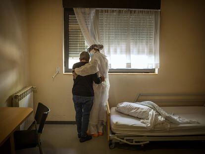 Una trabajadora abraza a una anciana en una residencia de Barcelona.