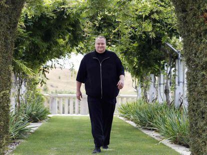 Kim Dotcom pasea por el jard&iacute;n de su mansi&oacute;n en Nueva Zelanda. 