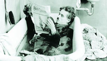Chaplin en la bañera leyendo las cartas al director.