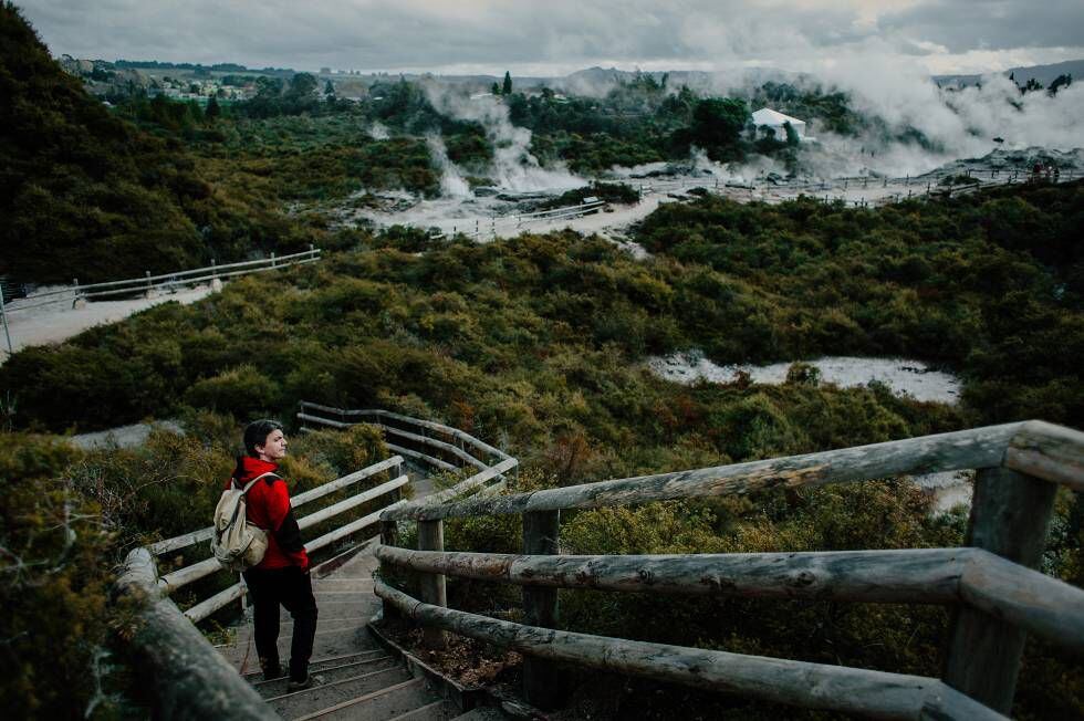 Un senderista en los campos geotérmicos de Rotorua, en la Isla Norte de Nueva Zelanda.