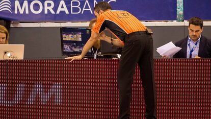 El árbitro Alberto Conde revisa el Instant Replay en un partido de la ACB.