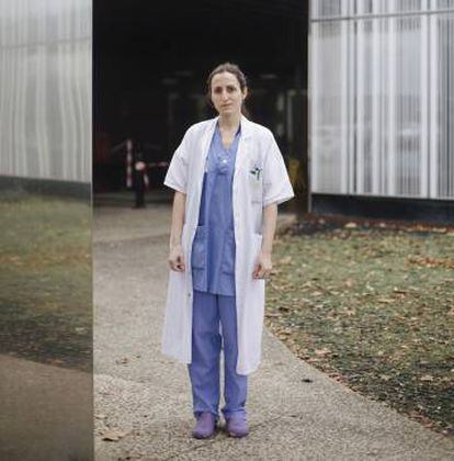 Ruth Bustamante, de 32 anys, cirurgiana d’aparell digestiu, a l’hospital de Marne-la-Vallée, a prop de París, on treballa. Volia aprendre més de la destresa dels seus col·legues francesos. Però li va costar trobar feina i, malgrat tenir més estabilitat, destaca la duresa de ser immigrant. “Aquí es treballa més i es viu menys”, diu.
