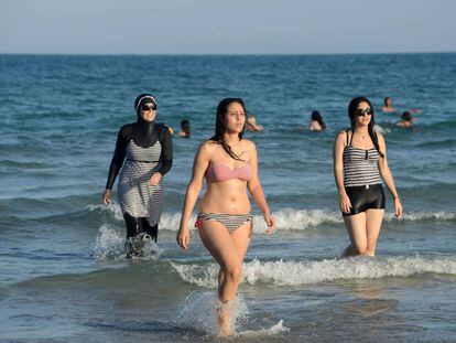 Varias mujeres se ba&ntilde;an en la playa de Ghar el Melh, en T&uacute;nez, este martes. 