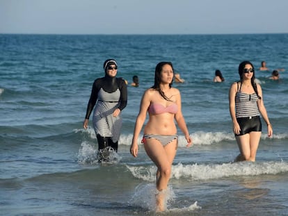 Varias mujeres se ba&ntilde;an en la playa de Ghar el Melh, en T&uacute;nez, este martes. 