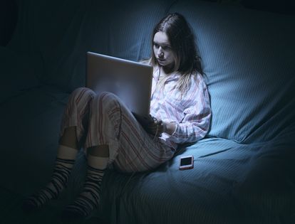 Un estudio asegura que os adolescentes que dejaban de usar sus teléfonos más temprano por la noche obtuvieron casi 100 minutos más de sueño durante la semana escolar.