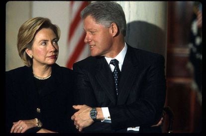 Hillary y Bill Clinton fotografiados en enero de 1999, en medio del escándalo Lewinsky.