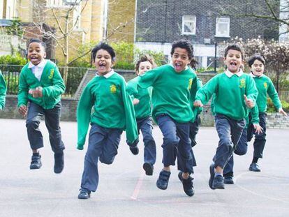  Ni&ntilde;os de un colegio londinense corren la milla diaria. 