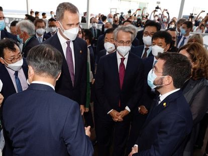Felipe VI conversa con el presidente de la Generalitat, Pere Aragonès, a la derecha, en presencia del presidente coreano, Moon Jae-in, a la izquierda.