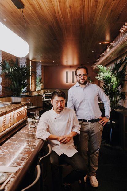 El proyecto nació en Cataluña, donde cuentan con seis restaurantes, hace ya una década de la mano de Borja y Juan Molina-Mar­tell, Ramón Jiménez y el chef japonés Naoyuki Haginoya, formado en barras de ­sushi, izakayas y yakinukus en Tokio. 
