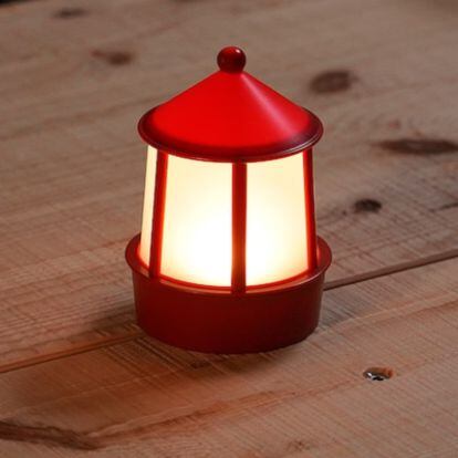 Elegimos por ti una variedad de lámparas y guirnaldas de exterior con las que generar ambientes únicos.