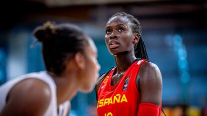Awa Fam (17 años) durante el partido ante Francia.