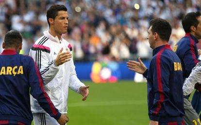 Messi i Cristiano se saluden abans d'un clàssic.