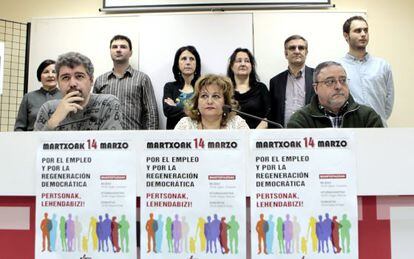 Sordo (primero por la izquierda), junto a otros representantes de las organizaciones de la Cumbre Social, en su rueda de prensa en Bilbao.