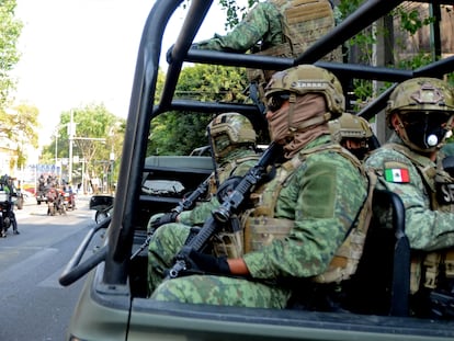 Policías custodian decomiso de cocaína