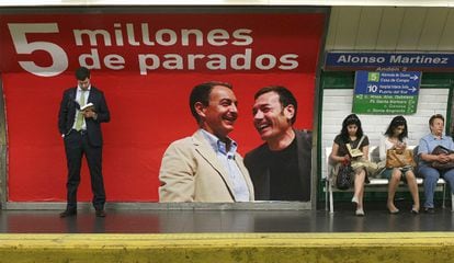 El cartel del PP de los 'cinco millones de parados' en un andén de la estación de Alonso Martínez del Metro de Madrid.