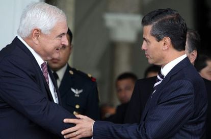 El presidente de M&eacute;xico, Enrique Pe&ntilde;a Nieto, saluda al de Panam&aacute;, Ricardo Martinelli.