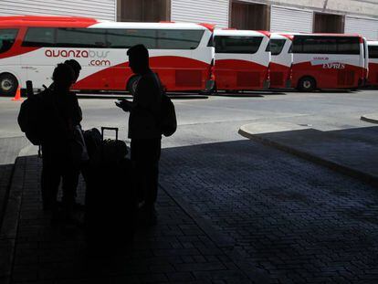 Viajeros en la Estación Sur de Autobuses de Méndez Álvaro en Madrid.