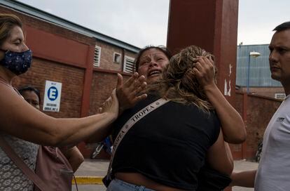 A woman cries after learning of the death of her brother due to the consumption of adulterated cocaine, this Friday in Buenos Aires.