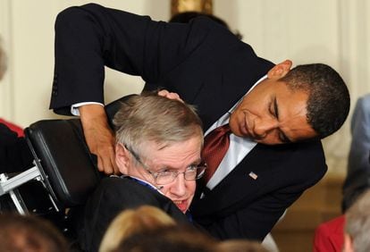 Stephen Hawking recibe la medalla presidencial de manos de Barak Obama en la Casa Blanca, el 12 de agosto de 2009.