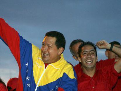 Robert Serra junto al fallecido Hugo Ch&aacute;vez en 2010. 