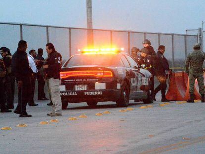 La Policía mexicana vigila el área donde se suicidó un migrante en la ciudad fronteriza de Reynosa.