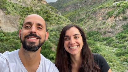 Carlos Jonay Sánchez y Elsa Rodríguez, impulsores de Pueblos Remotos, en una imagen en Icod de los Vinos (Tenerife) en abril de 2021