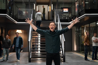 El actor Joseph Gordon-Levitt interpreta a Travis Kalanick, cofundador de Uber, en la serie Super Pumped. Al fondo puede verse la línea amarilla por la que Kalanick andaba rodeando la oficina.