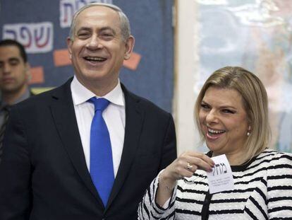 Benjam&iacute;n Netanyahu y su esposa, Sara, tras votar en Jerusal&eacute;n en 2015.