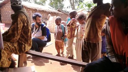 Javier Armas, junto a un grupo de niños refugiados en el campo de Lolo (Camerún).