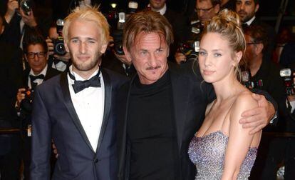 Hopper Penn, Sean Penn y Dylan Penn, en el estreno de 'Diré tu nombre' en el Festival de Cannes, en mayo de 2016.