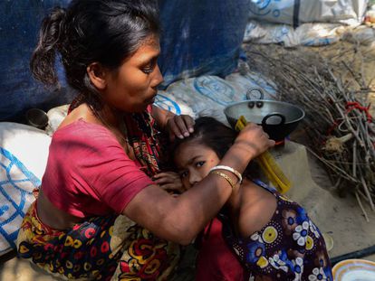 Una madre refugiada en Banglad&eacute;s, procedente de Myanmar, peina a su hija.