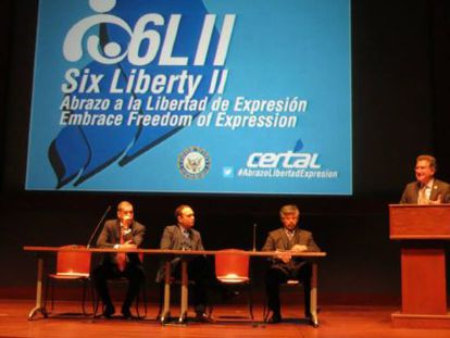 El congresista Joe García durante su intervención en las jornadas sobre libertad de expresión de Certal.
