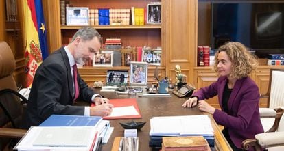 Felipe VI firma, en presencia de la Presidenta del Congreso de los Diputados, Mertixell Batet, el Real Decreto que recoge el nombramiento de Pedro Sánchez como presidente del Gobierno.