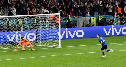 El italiano Jorginho batiendo a Unai Simón en el penalti decisivo del Italia - España.